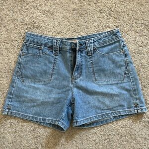 Women’s Faded Glory jean shorts. Blue. Size 6